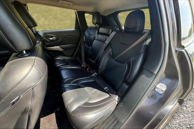 Photo of 2017 Granite Crystal Metallic Clearcoat Jeep Cherokee