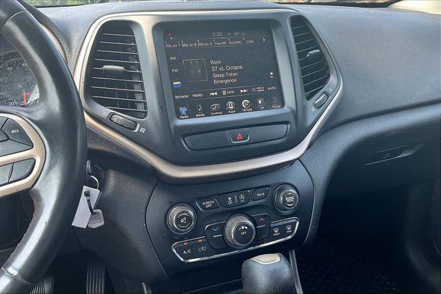 Photo of 2017 Granite Crystal Metallic Clearcoat Jeep Cherokee