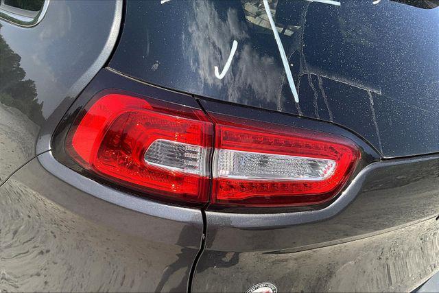 Photo of 2017 Granite Crystal Metallic Clearcoat Jeep Cherokee