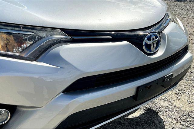 Photo of 2016 Classic Silver Metallic Toyota RAV4 Hybrid