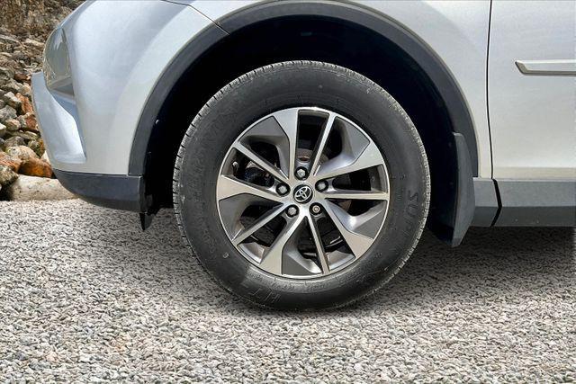 Photo of 2016 Classic Silver Metallic Toyota RAV4 Hybrid