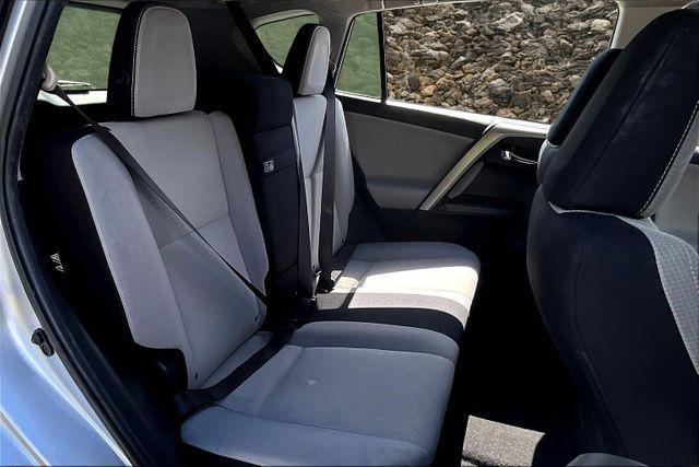 Photo of 2016 Classic Silver Metallic Toyota RAV4 Hybrid