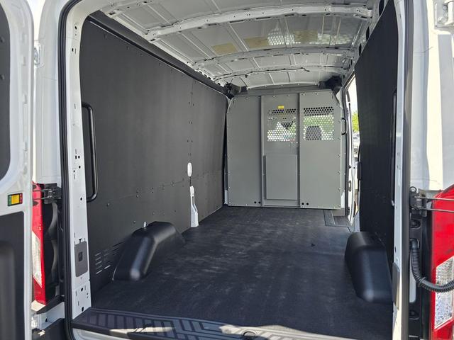 Photo of 2025 Oxford White Ford Transit-250