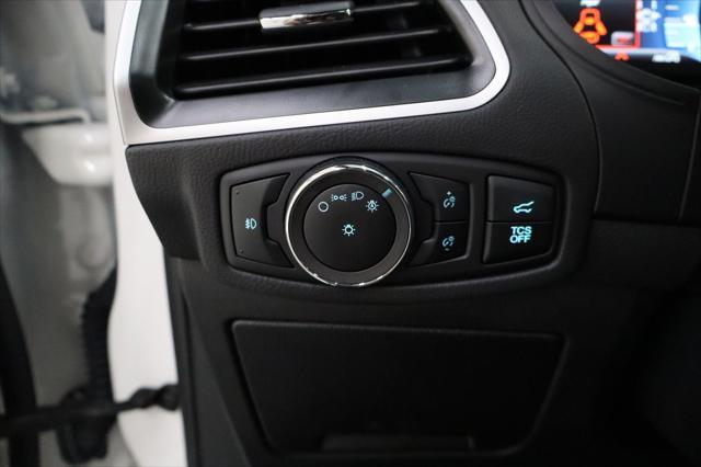 Photo of 2023 Star White Metallic Tri-Coat Ford Edge