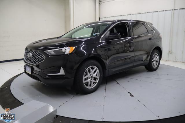 Photo of 2023 Black Metallic Ford Edge