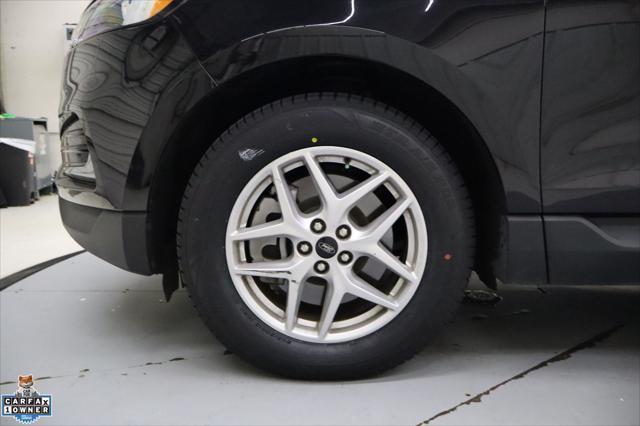 Photo of 2023 Black Metallic Ford Edge