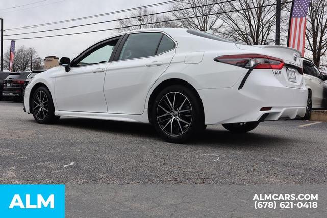 Photo of 2023 Super White Toyota Camry