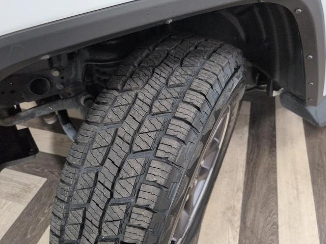 Photo of 2021 Bright White Clearcoat Jeep Gladiator