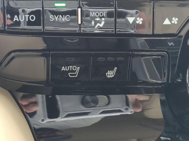 Photo of 2025 Platinum Acura MDX