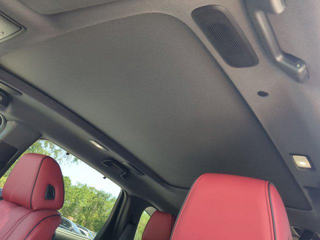 Photo of 2025 Platinum Acura MDX