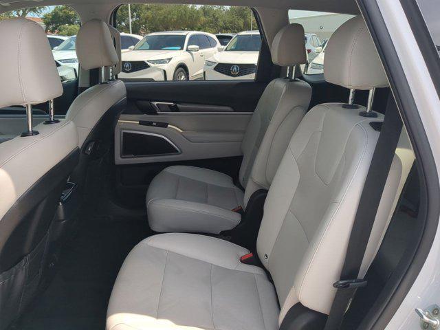 Photo of 2020 Snow White Pearl Kia Telluride