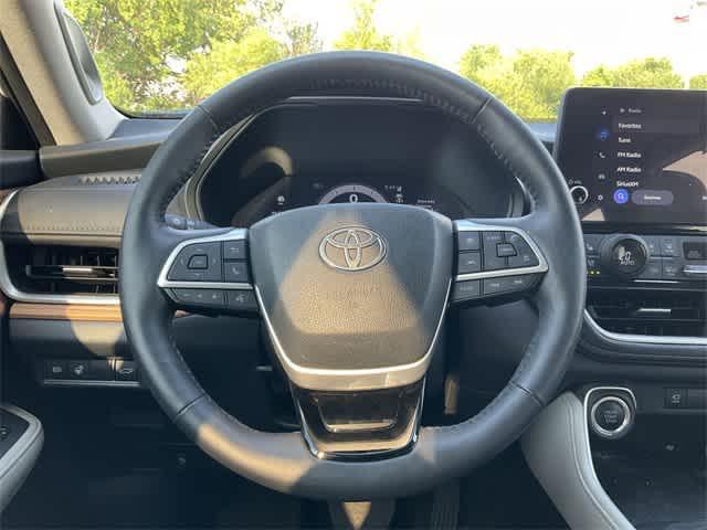 Photo of 2024 Coastal Cream Toyota Grand Highlander