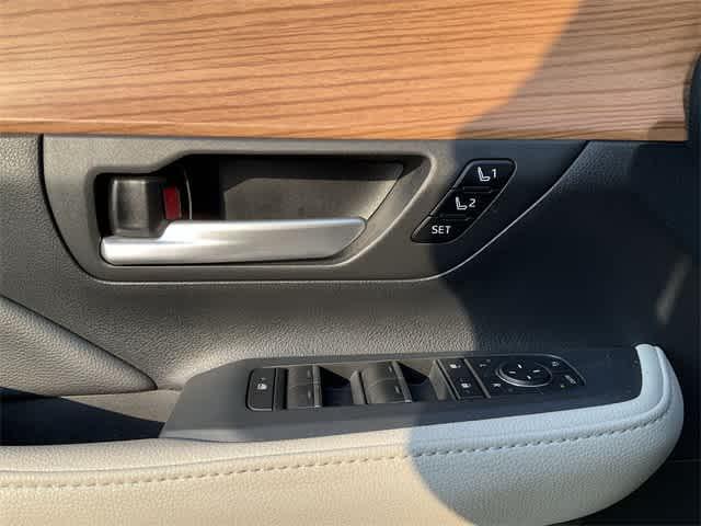Photo of 2024 Coastal Cream Toyota Grand Highlander