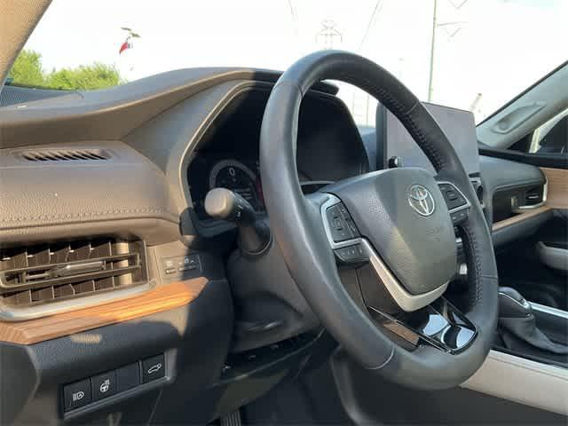 Photo of 2024 Coastal Cream Toyota Grand Highlander