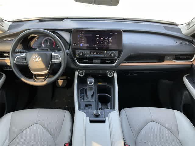 Photo of 2024 Coastal Cream Toyota Grand Highlander