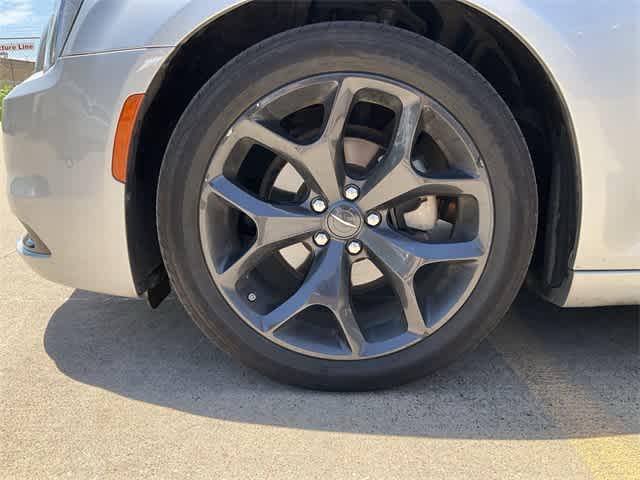 Photo of 2023 Silver Mist Clearcoat Chrysler 300