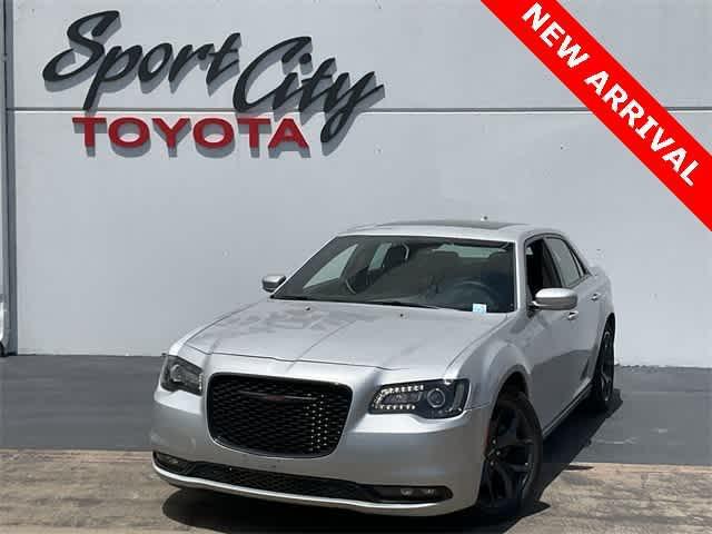 Photo of 2023 Silver Mist Clearcoat Chrysler 300