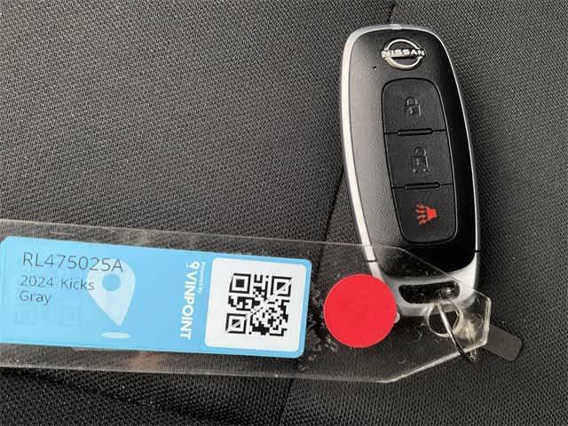 Photo of 2024 Gun Metallic Nissan Kicks