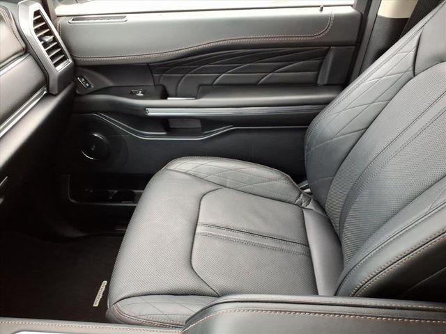 Photo of 2021 White Metallic Ford Expedition