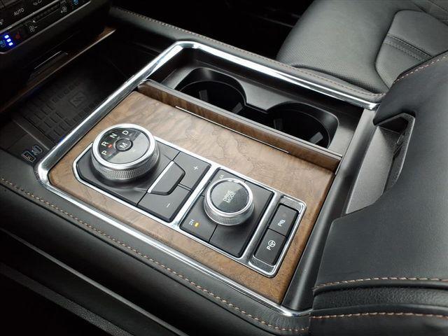Photo of 2021 White Metallic Ford Expedition
