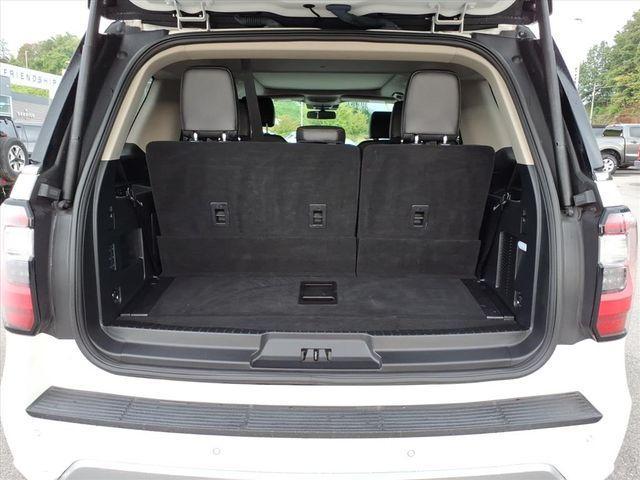 Photo of 2021 White Metallic Ford Expedition