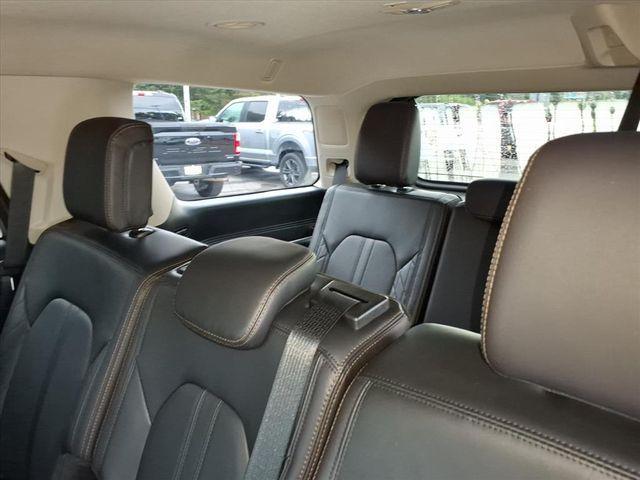 Photo of 2021 White Metallic Ford Expedition