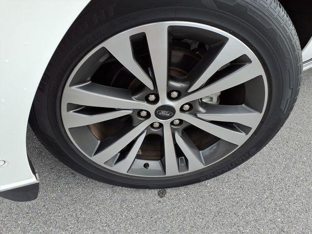 Photo of 2021 White Metallic Ford Expedition