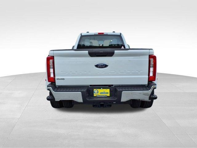 Photo of 2025 Oxford White Ford F-350