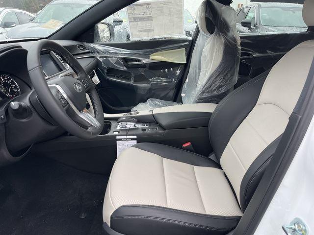Photo of 2025 Radiant White INFINITI QX55