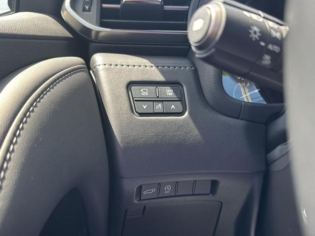 Photo of 2024 Atomic Silver Lexus LX 600