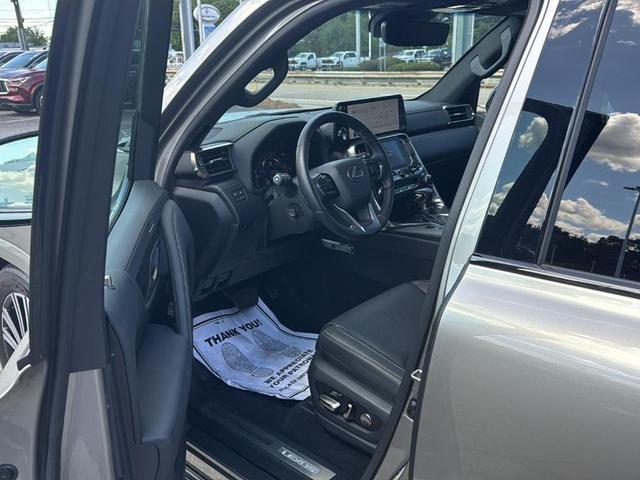 Photo of 2024 Atomic Silver Lexus LX 600