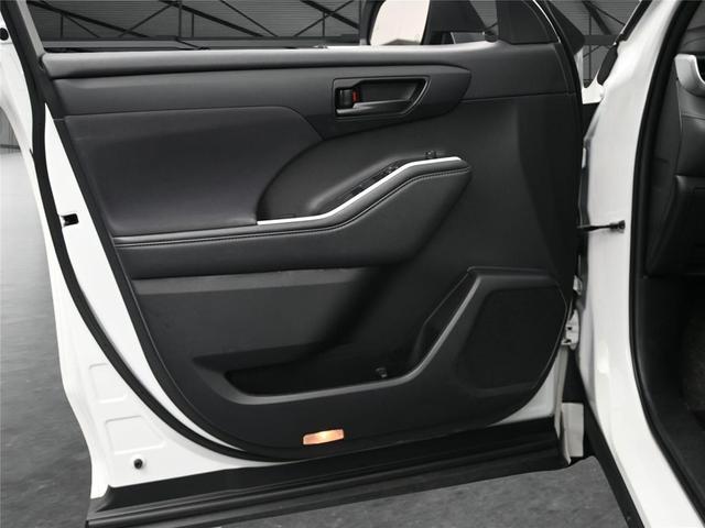 Photo of 2022 Silver Toyota Highlander