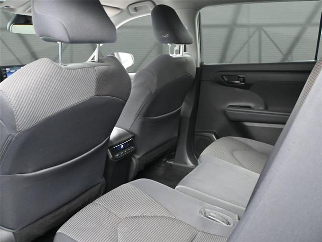 Photo of 2022 Silver Toyota Highlander