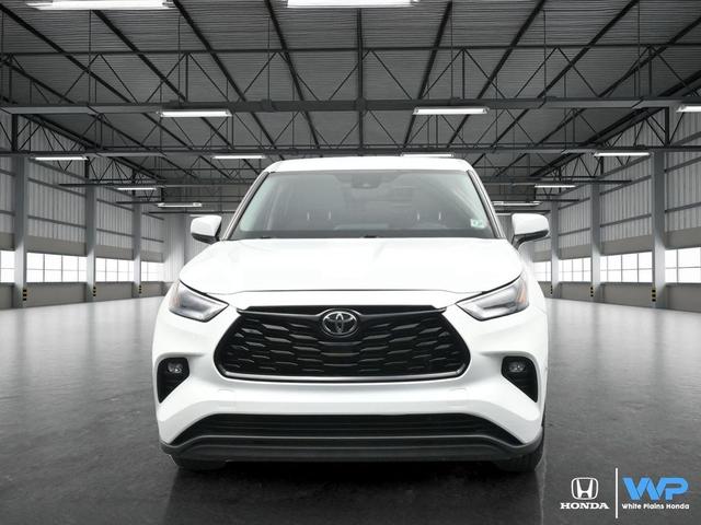 Photo of 2022 Silver Toyota Highlander