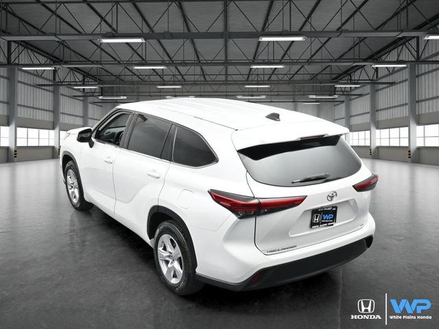 Photo of 2022 Silver Toyota Highlander