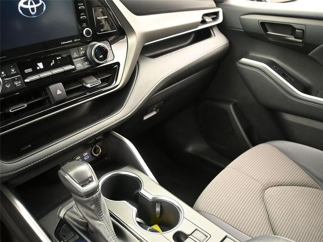 Photo of 2022 Silver Toyota Highlander