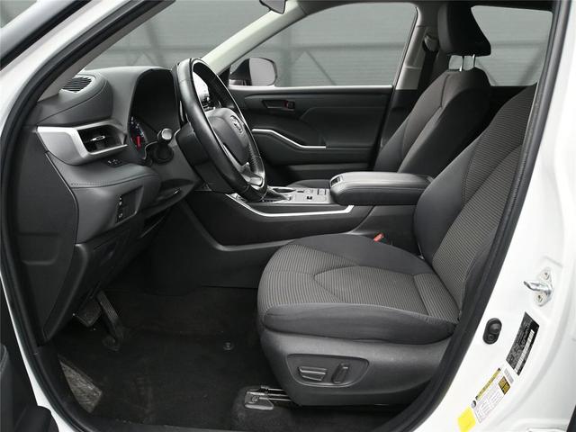 Photo of 2022 Silver Toyota Highlander
