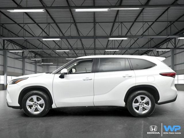 Photo of 2022 Silver Toyota Highlander