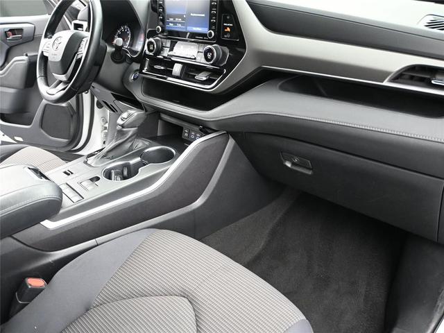 Photo of 2022 Silver Toyota Highlander