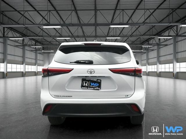 Photo of 2022 Silver Toyota Highlander