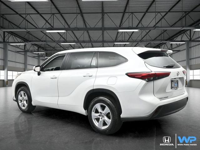 Photo of 2022 Silver Toyota Highlander