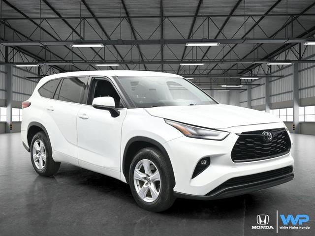 Photo of 2022 Silver Toyota Highlander