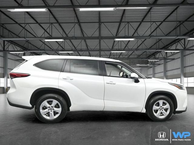 Photo of 2022 Silver Toyota Highlander