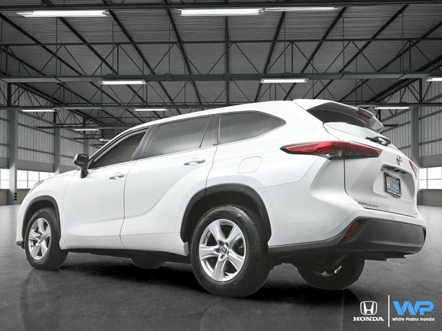 Photo of 2022 Silver Toyota Highlander