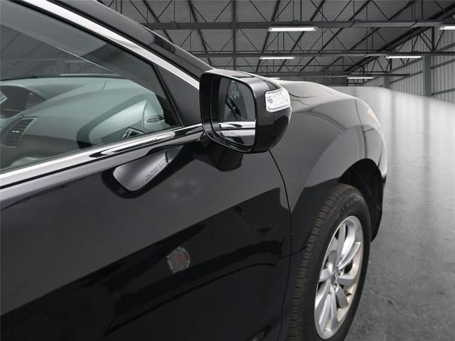 Photo of 2017 White Diamond Pearl Acura RDX