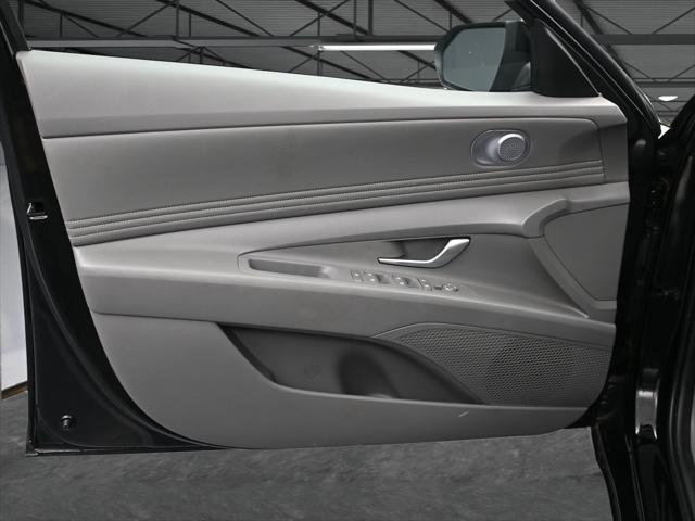 Photo of 2023 Onyx Black Hyundai ELANTRA