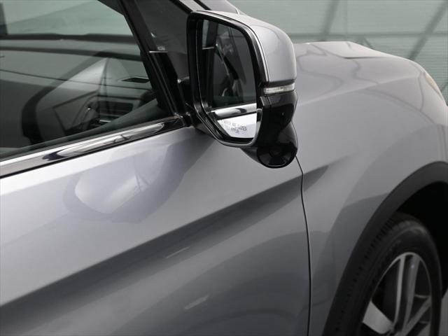 Photo of 2017 Lunar Silver Metallic Honda Pilot