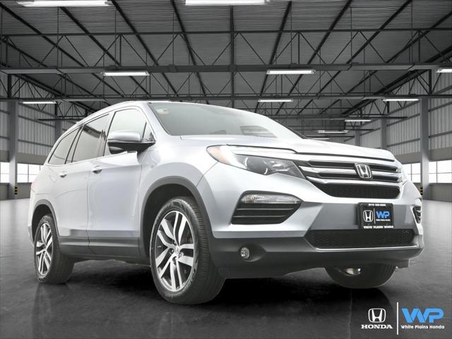 Photo of 2017 Lunar Silver Metallic Honda Pilot