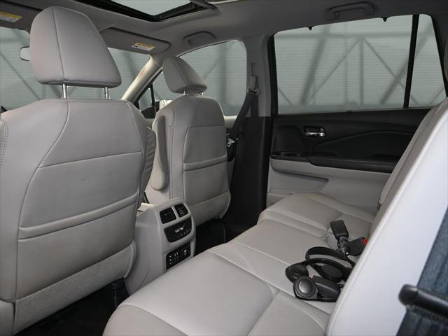 Photo of 2017 Lunar Silver Metallic Honda Pilot