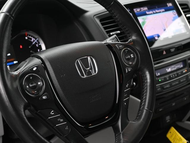 Photo of 2017 Lunar Silver Metallic Honda Pilot